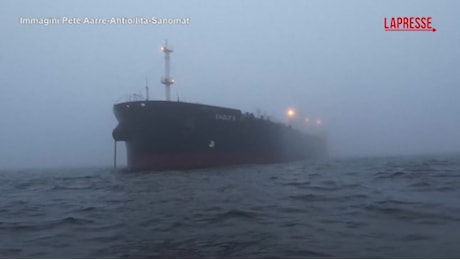 VIDEO Finlandia, le autorità bloccano una 'nave fantasma' legata alla Russia