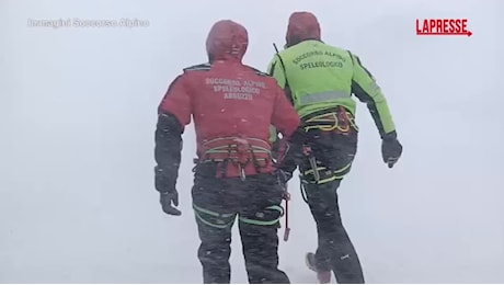 Alpinisti dispersi sul Gran Sasso, soccorritori proseguono la ricerca in mezzo a una bufera