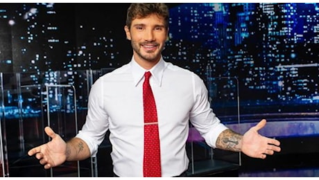 Stefano De Martino interroga e boccia una concorrente a 'Affari Tuoi', scatenando l'ilarità