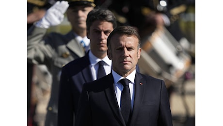 Macron prende tempo: Governo nuovo solo dopo le Olimpiadi. Poi gela la sinistra