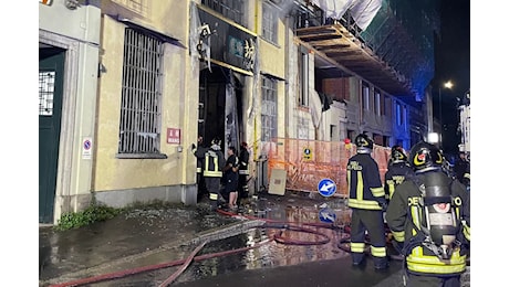 Morti tre ragazzi in un magazzino a Milano, l'incendio era doloso: cosa hanno scoperto i cani dei vigili del fuoco