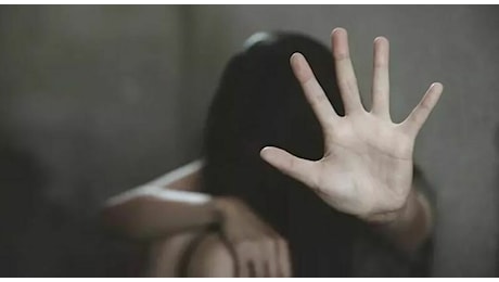 Assolti dall'accusa di stupro due 30enni, la sentenza choc: «La 18enne era consenziente anche se ubriaca». Tra gli imputati un'ex calciatore del Ravenna