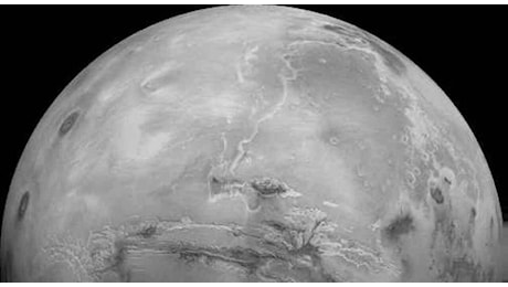 Marte, le nuove scoperte della Nasa alimentano le speranze di vita extra-terrestre: ecco i misteriosi punti verdi