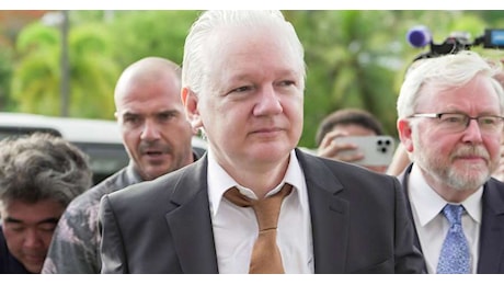 Assange si è dichiarato colpevole, vola in Australia da uomo libero