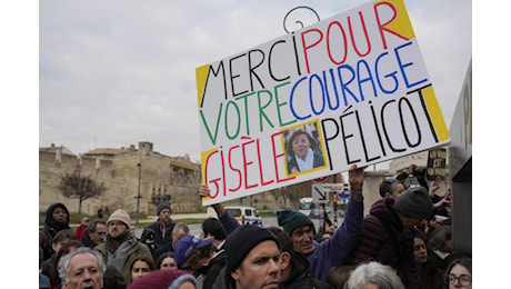 Drogata e fatta violentare da decine di uomini, Macron ringrazia Gisèle Pelicot: “Esempio per le donne”