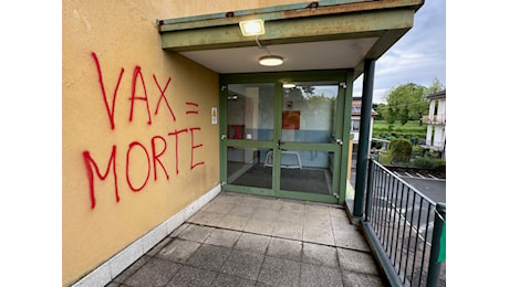 C'è anche una 58enne di Pontida tra i no-vax identificati per diverse scritte nel Comasco