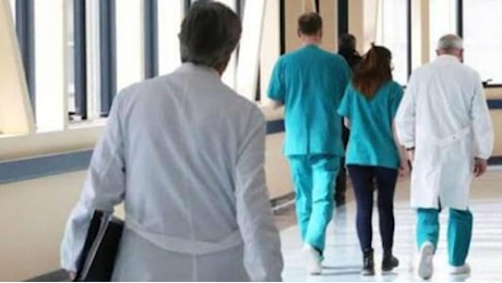 La protesta dei medici ospedalieri: «Poche risorse nella manovra». Meloni: «Mai così tante per la sanità»