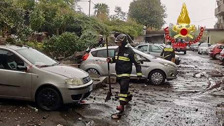 Maltempo Catania, auto trascinate in mare e strade come torrenti