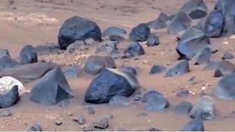 Rocce blu sulla superficie di Marte: le immagini inedite della Nasa