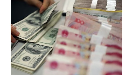 Euro cala a 1,0487 dollari, yuan ai minimi da un anno sul dollaro