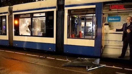 Amsterdam, tram dato alle fiamme: polizia disperde gente dalle strade