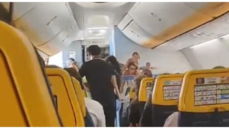 Ryanair, volo Malta-Treviso con troppi passeggeri: «Soldi a chi scende». Si fanno avanti in due e l'aereo parte (con 2 ore di ritardo)