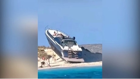 Lo yacht di lusso finisce spiaggiato: l'incredibile video