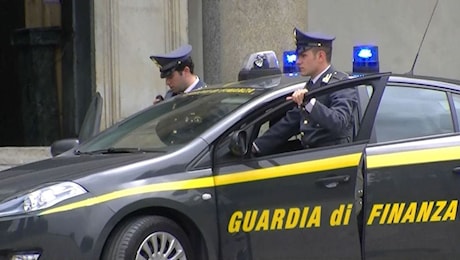 Petrolio e frode fiscale, la Gdf sequestra 33 milioni di euro. Tre persone in carcere, confiscate cisterne e uffici