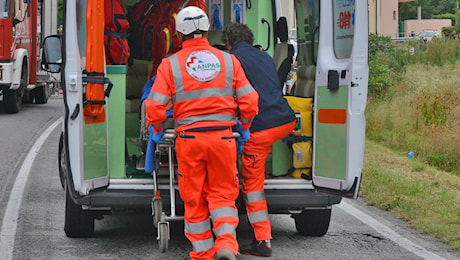 Carate Brianza, con la moto contro un furgone: centauro in fin di vita