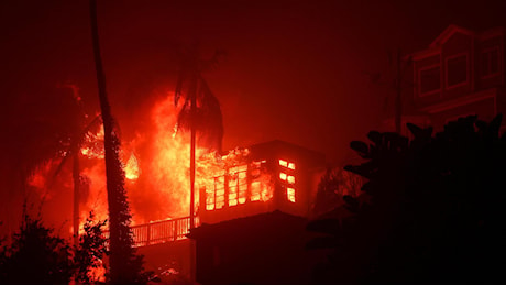 Inferno a Los Angeles, il fuoco minaccia le ville delle star di Hollywood da Tom Hanks a Spielberg a Bradley Cooper