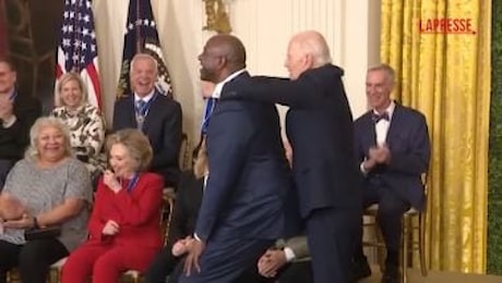 Usa, Magic Johnson si abbassa per ricevere la Medal of Freedom da Biden: il video esilarante