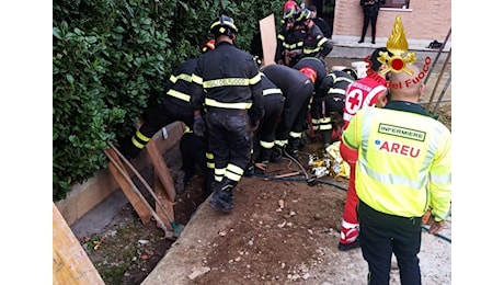 Scava in giardino per fermare un'infiltrazione in garage e precipita per 3 metri: muore uomo di 61 anni