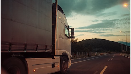 Col camion modificato in autostrada a velocità folle oltre 150 km, fermato e maxi multa