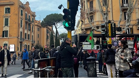 Corteo a Roma contro il Ddl sicurezza e il governo: lo striscione con la premier Meloni che bacia Mussolini. «Siamo 100mila»