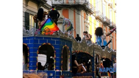 Parte il Pride di Napoli: colori, musica e striscioni contro la Meloni - GALLERY