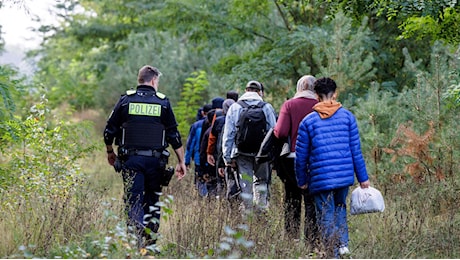 La Germania blinda i confini ai migranti. Tusk: “Inaccettabile”. Trema Schengen