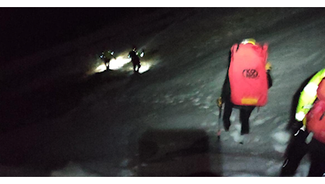 Riprendono le ricerche dei due alpinisti bloccati in un canalone sul Gran Sasso: hanno trascorso la notte all'addiaccio