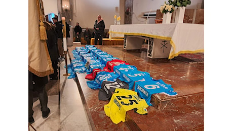 CIAO DANIELE - Napoli, ai funerali del piccolo tifoso spuntano tutte le maglie della squadra, presenti Edoardo De Laurentiis e Bianchini