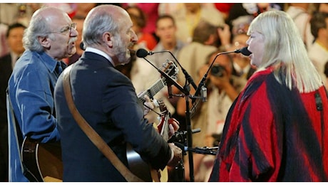 Peter Yarrow è morto, era uno dei membri del gruppo Peter, Paul e Mary: aveva 86 anni. La carriera, i successi, la condanna e il cancro