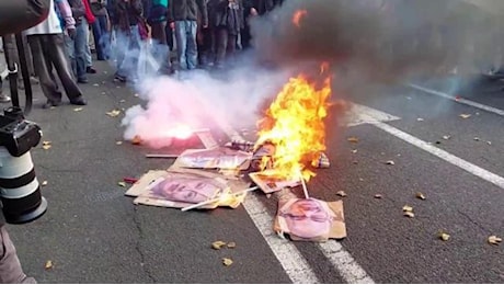 Torino, i manifestanti danno fuoco alle sagome di Meloni e Salvini