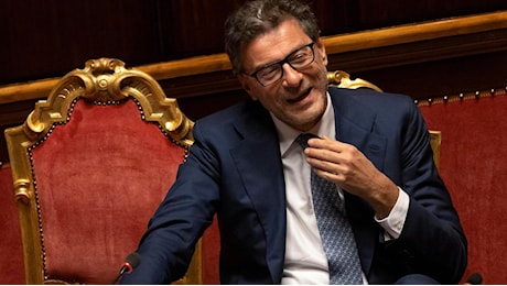 Giorgetti: “La manovra richiede sacrifici per tutti, tassare gli utili extra”. Scivola Piazza Affari