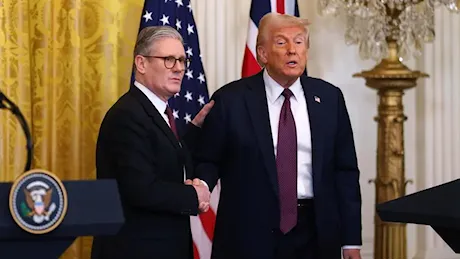 Dazi, il piccolo patto tra Trump e Starmer: «Ora un’intesa con l’Ue, anche se è ingiusta»