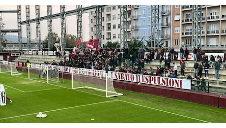 Dall’acclamazione a Vanoli allo striscione contro Cairo: la giornata al Fila