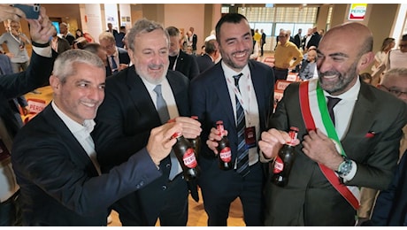 Lo stabilimento della Birra Peroni di Bari compie cent'anni: il brindisi di Emiliano e Leccese