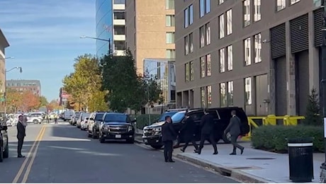 Elon Musk esce dall'Hyatt Regency di Washington al termine del meeting dei deputati repubblicani