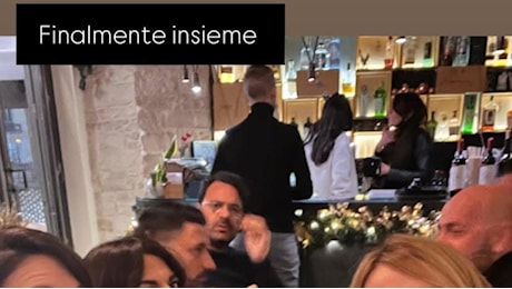 Musica, karaoke e sorrisi con gli amici di una vita: così Bianca Guaccero festeggia il Natale nel pub di Bitonto (insieme a Giovanni Pernice). Il video che scatena i fan