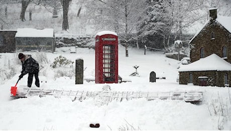 Tempesta di neve in Europa, paesi al buio e aerei fermi. E il vortice polare colpisce anche gli Usa