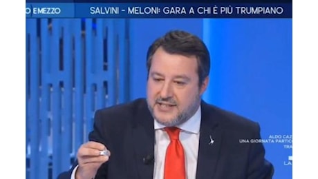 Salvini regala un Bacio a Lilli Gruber: E' la giornata della gentilezza. Il video