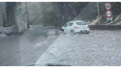 La A18 colpita da una bomba d’acqua: corsie trasformate in fiumi