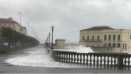 Livorno, vento e mareggiate con onde fino a 7 metri: il maltempo sferza la costa e le isole