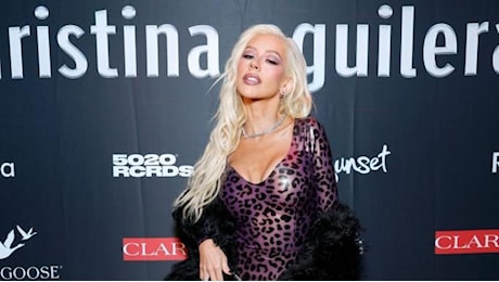 «Glow up», cosa significa la parola beauty di fine 2024 che ha a che fare con Christina Aguilera e Donatella Versace