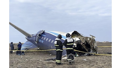 Dal «birdstrike» ai fori sull'aereo: le ipotesi sullo schianto del volo dell'Azerbaijan Airlines