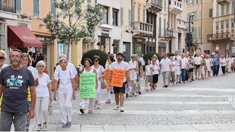 Il Corteo bianco sfila in centro storico per commemorare Hiroshima