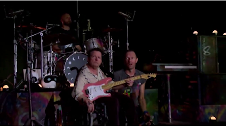 Michael J Fox suona a sorpresa sul palco dei Coldplay a Glastonbury