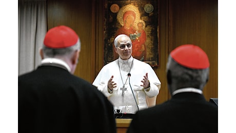 Prevost in preghiera sulla tomba di Bergoglio