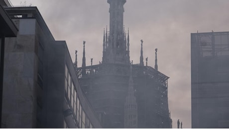 Incendio a Milano in corso Vittorio Emanuele, il fumo nero avvolge il Duomo