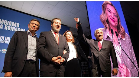 Regionali Emilia Romagna, Bologna: il centrodestra evita la piazza. Meloni in collegamenteo video: «Camicie nere, disperazione a sinistra»