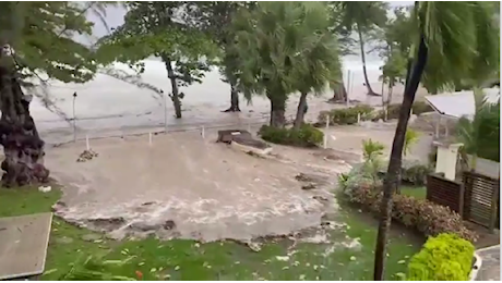Gli effetti dell'uragano Beryl alle Barbados: l'acqua del mare invade le villette