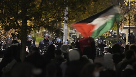 Centinaia di persone protestano contro la partita di calcio Francia-Israele a Parigi