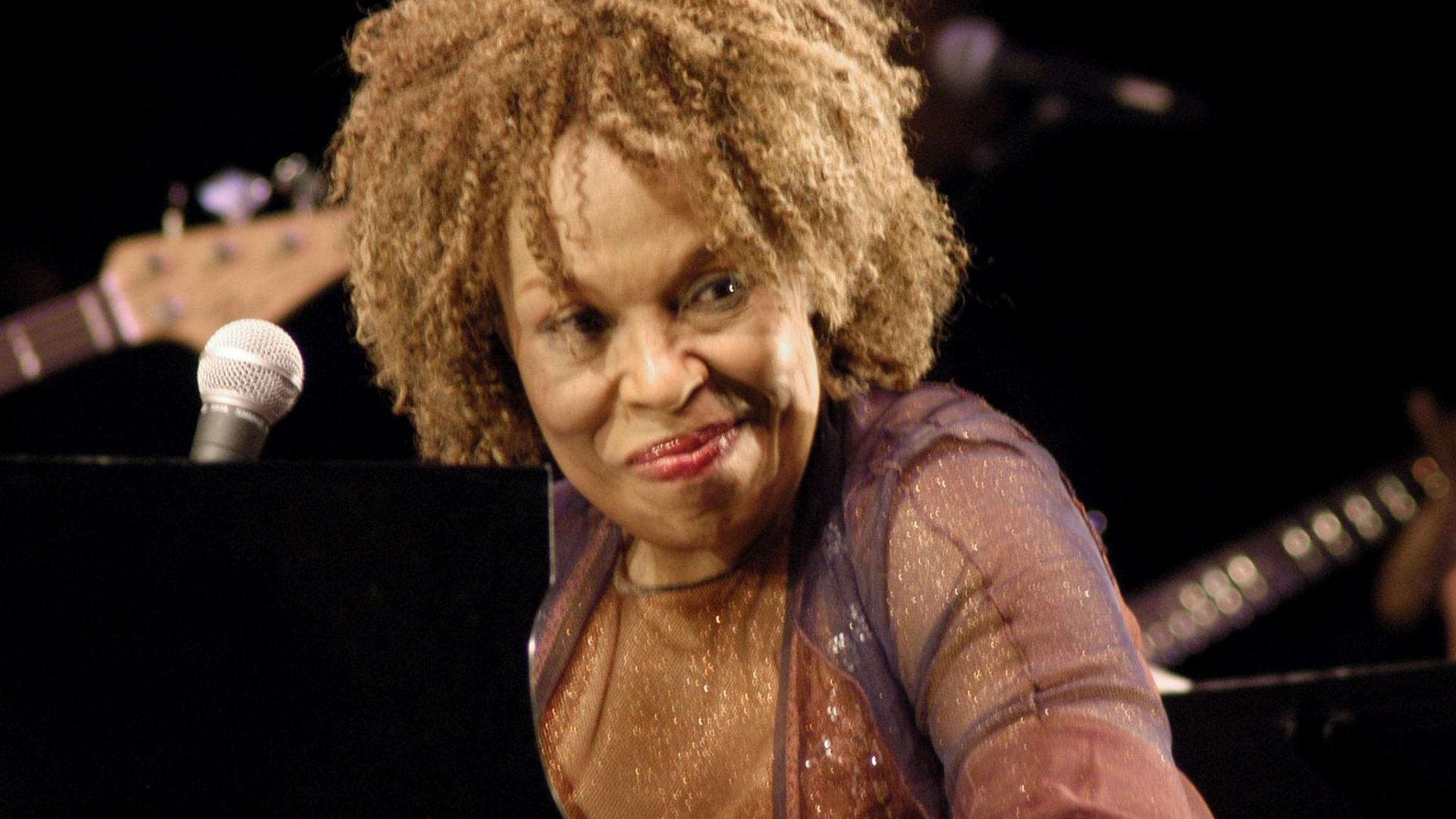 Addio a Roberta Flack: il potere unico dell'amicizia e della sua musica